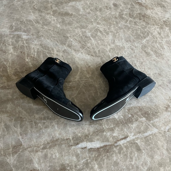 CC Chanel Suede Cap Toe Quilted Turnlock 1” Inch Stacked Heel Ankle Boots Sz 41 - Picture 5 of 15